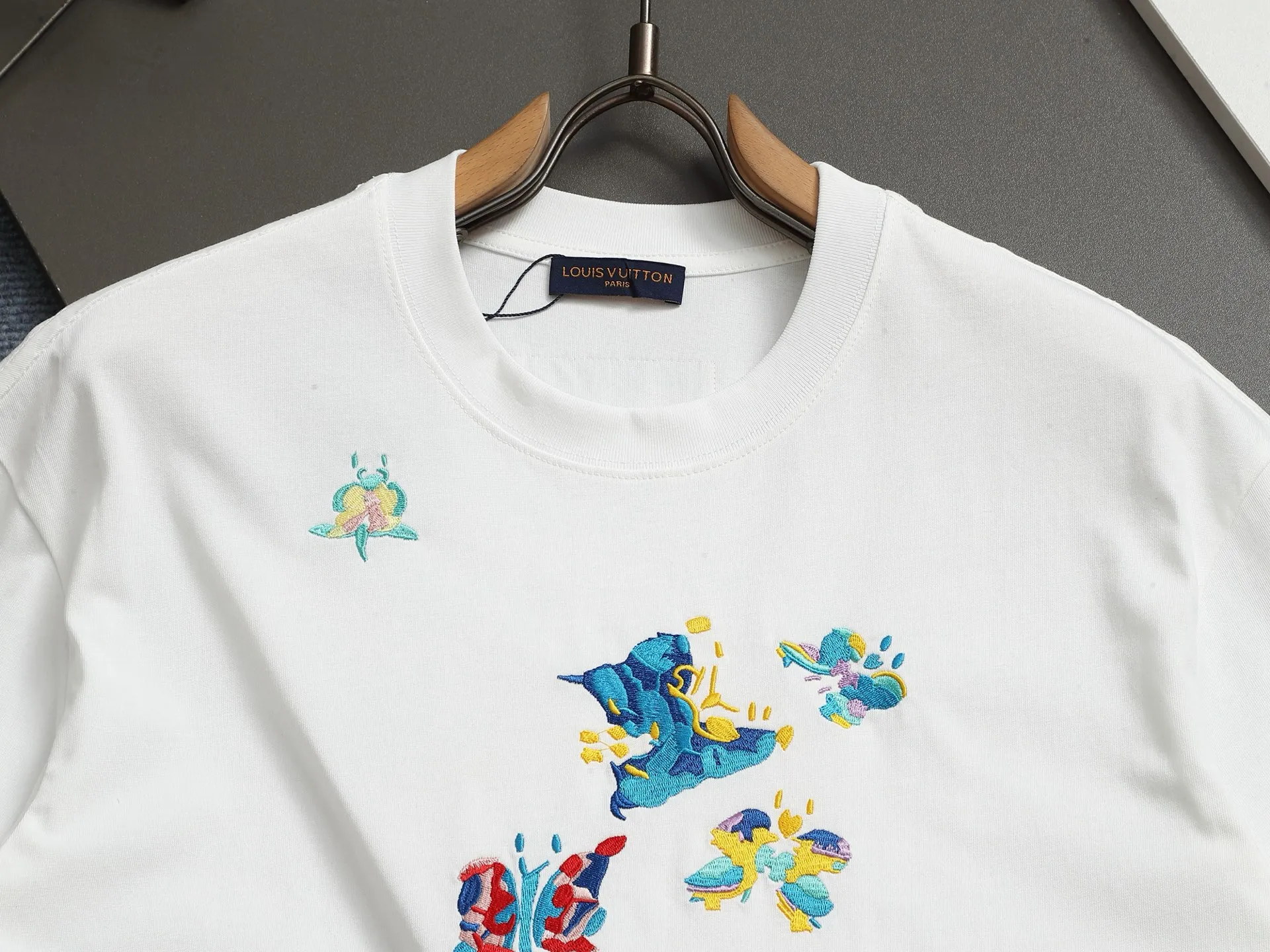 🅿️170 1v new autumn and winter butterfly pattern round neck short sleeves. This sweatshirt is made of densely woven suede cotton. Relying on brilliant colors and complex stitching, it is embroidered with butterfly patterns on the front and back, blooming with a kaleidoscope of dreamy scenery and delicate textures. Awesome fit, same style for men and women 𝙨𝙞𝙯𝙚: xs s m l